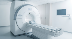 Risonanza magnetica prostata: scanner di risonanza magnetica moderno in una sala diagnostica luminosa e ordinata.